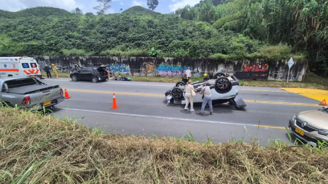  Así quedó el vehículo volcado este sábado.