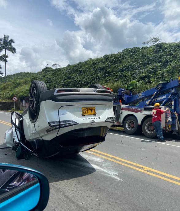  Así quedó el vehículo volcado este sábado.