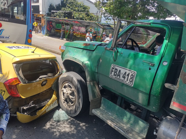 Video: choque múltiple entre volqueta, taxi y buseta causa trancón en la avenida Santander de Manizales