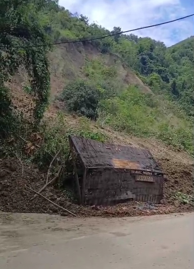 Desapareció una finca: oleada de derrumbes atormenta a un municipio de Caldas, Invías atiende las rutas El derrumbe arrasó la portada de la finca La Josefina en Supía (Caldas). Era lo único que quedaba del predio, que fue desalojado.
