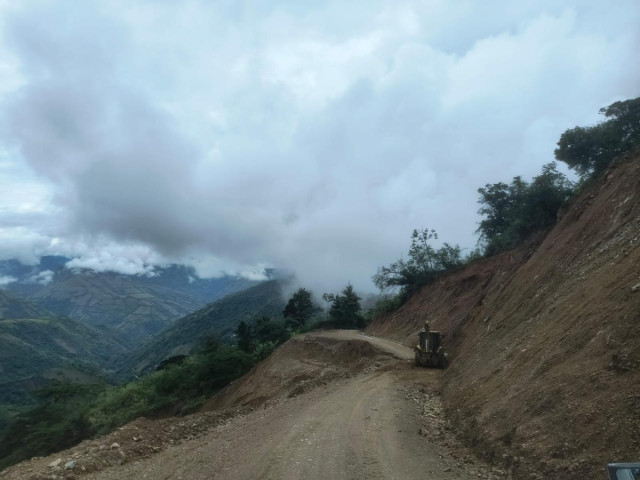 Un corredor vial de Caldas es acechado por los derrumbes, por lo menos, desde hace un mes. La vía ha sido atendida, pero los deslizamientos han regresado. Este martes, hay 27 carreteras con obstáculos para la movilidad en el departamento.