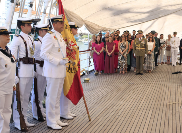 La princesa Leonor, heredera de la corona española, abanderada en acto en Cartagena de Indias