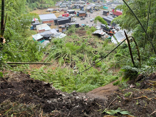 Derrumbe en el parqueadero La Estrella, en la salida de Chinchiná este viernes (2 de mayo).