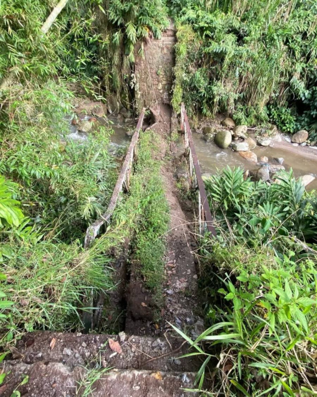 El puente Santa Isabel, en Neira, colapsó.
