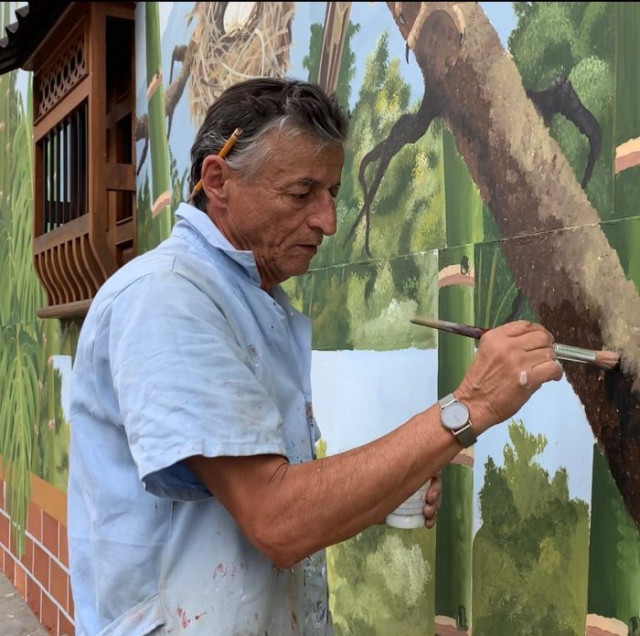 Foto | Jorge Iván Castaño | LA PATRIA   Silvio Gallo, pintor neirano, expone su obra Pájaros y naturaleza.