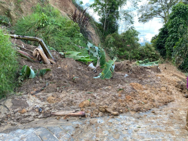 Desapareció una finca: oleada de derrumbes atormenta a un municipio de Caldas, Invías atiende las rutas Derrumbe en la vereda Caracolí de Supía (Caldas).