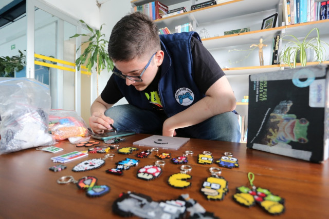 En su celular busca las imágenes para guiarse bien los parámetros de cada diseño solicitado.