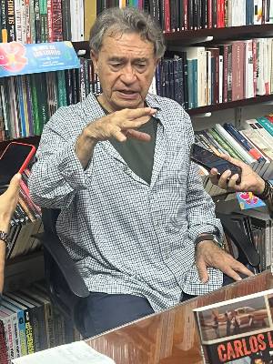 Carlos Lehder explica de qué habla su libro. Foto: Óscar Gaitán.