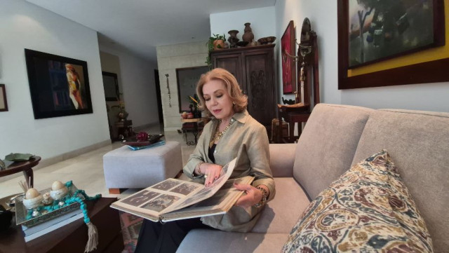 Elsa Beatriz Duque Gutiérrez revisa álbumes 