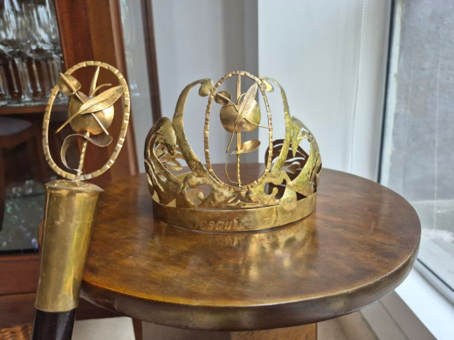 el cetro y la corona del reinado del sesquicentenario de Salamina. 