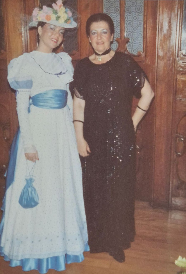 Elsa Beatriz con un vestido inspirado en la película Lo que el viento se llevó, acompañada por su mamá, Elsa Gutiérrez de Duque. 