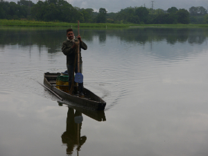 Pescador en canoa en el Embalse La Esmeralda, en Chinchiná, Caldas.