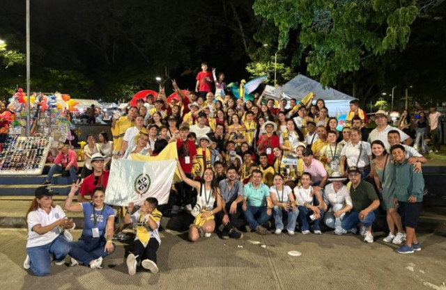 Foto | Cortesía | LA PATRIA Así celebraron el primer puesto del concurso. La institución de donde es la banda es el Colegio de Nuestra Señora del Rosario Neira.