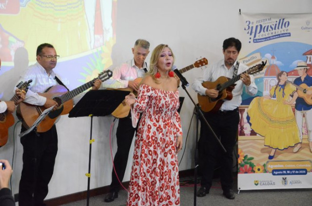 Foto | Freddy Arango | LA PATRIA   Durante el lanzamiento del Festival del Pasillo Colombiano, María Isabel Saavedra interpretó dos canciones acompañada por La Pequeña Rondalla, que ganó el premio a Mejor Grupo Vocal en el Festival de Música Andina Mono Núñez.