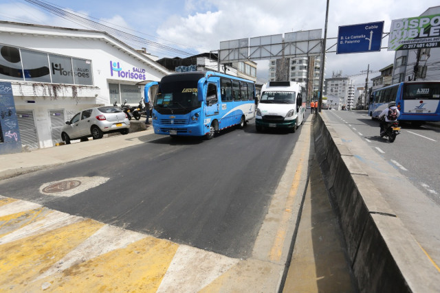 Video: tres obras ven la luz en Manizales, construcciones simultáneas del andén a la vía | Al Frente de Obra Se repuso la malla vial en el sentido El Cable - Batallón Ayacucho, en el sector La Camelia.