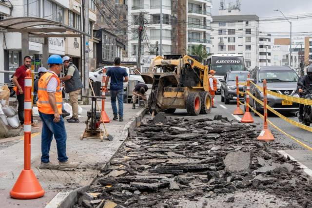 Video: tres obras ven la luz en Manizales, construcciones simultáneas del andén a la vía | Al Frente de Obra Proceso de reposición de la malla vial en la avenida Santander, en La Camelia, a mediados de junio.