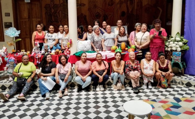 Foto | Albeiro Rudas | LA PATRIA  Este es el personal que participo en los talleres artesanales en el Centro Cultural y Biblioteca Pública Arturo Roberto Restrepo. Las manualidades realizadas las están vendiendo a $8 mil.