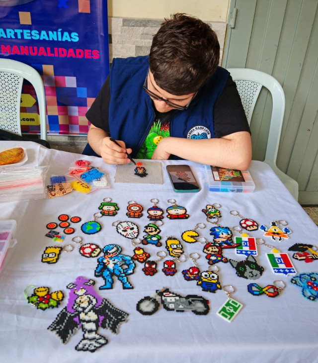 Miguel Ángel estuvo presente en una feria de emprendimiento en su colegio donde mostró sus llaveros.