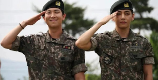 Foto | Cortesía | LA PATRIA  De izquierda a derecha Namjoon, también conocido como RM y Taehyung, también conocido como V. El primero ayudó en la banda del Ejército y el segundo permaneció en la unidad de misiones especiales bajo la Policía militar.