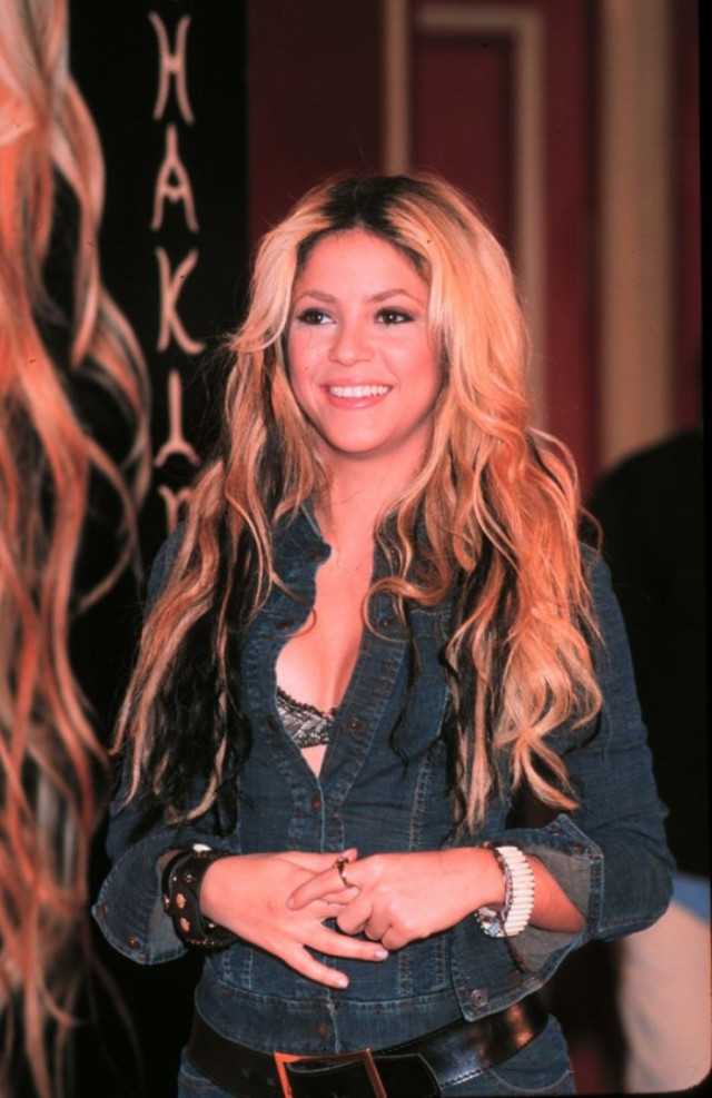 Foto | Tomada de Europa Press | LA PATRIA   Shakira misma ha comentado que le gusta el contraste entre las raíces oscuras y el rubio, ya que le da más color en el escenario y ayuda a resaltar su rostro. 