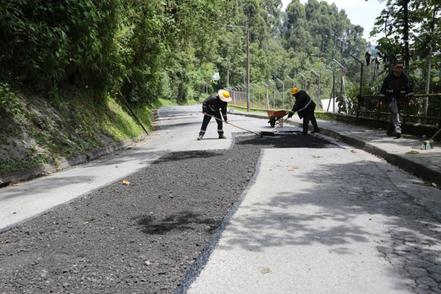 Video: tres obras ven la luz en Manizales, construcciones simultáneas del andén a la vía | Al Frente de Obra Promueve Más, ente de la Gobernación, está a cargo de la obra en la vía a Termales, mediante el programa "Tapando Huecos".