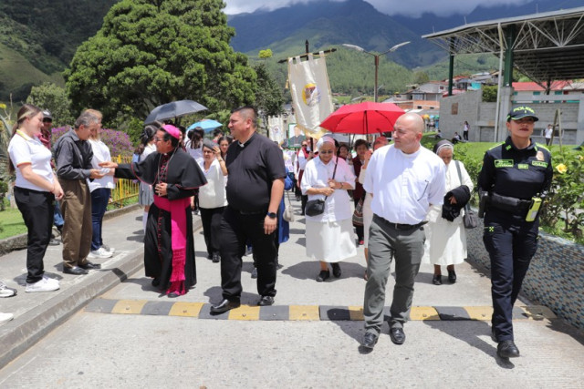 El máximo representante de la Diócesis de La Dorada - Guaduas, que tiene jurisdicción en el Oriente de Caldas, saludó de mano a muchas personas que acudieron a su recibimiento e impartió la bendición a los grupos que le brindaron la bienvenida.