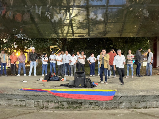 Líderes del comercio informal expresaron su malestar desde la tarima del parque Ernesto Gutiérrez.