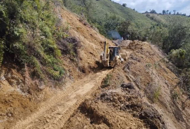 Fango inunda una vía de Caldas: "Han llevado a contratistas sin maquinaria", un alcalde critica al Gobierno Un combo de la Administración departamental estuvo atendiendo el deslizamiento en el Alto del Volcán el 15 de abril.