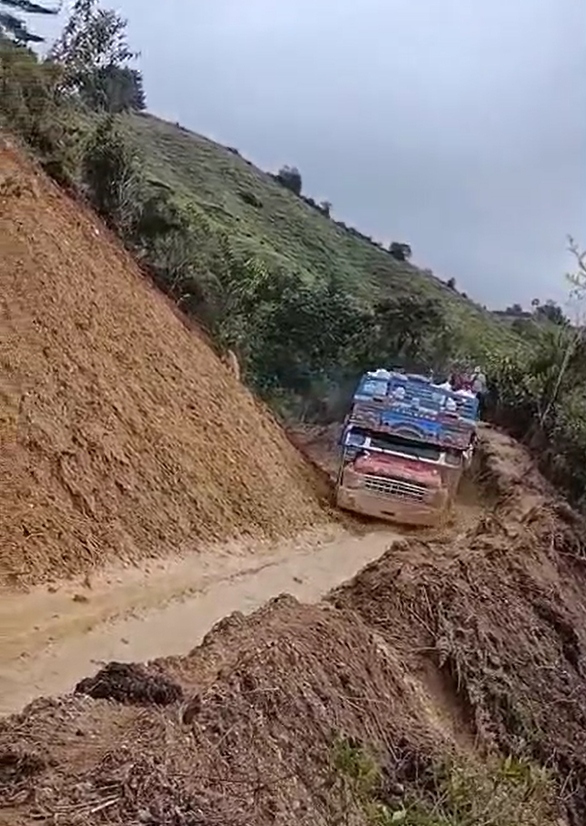 Fango inunda una vía de Caldas: "Han llevado a contratistas sin maquinaria", un alcalde critica al Gobierno Chiva atascada en el Alto del Volcán en marzo de este 2025.
