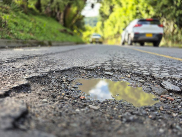 Video: tres obras ven la luz en Manizales, construcciones simultáneas del andén a la vía | Al Frente de Obra En la foto, uno de los huecos reparados en la vía puente La Libertad - La Enea, en Manizales.