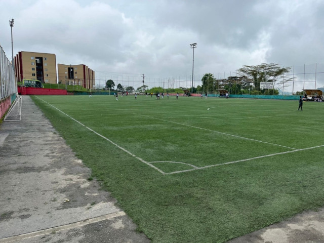 De escombrera de Manizales a parque Metropolitano: construyen canchas, zonas verdes y un CAI, así se verían La cancha de Arrayanes es usada por Luz Carime Sánchez para su escuela de fútbol. El campo es frecuentado por 1.000 niños a la semana, según Sánchez, y es vecino de la antigua escombrera.