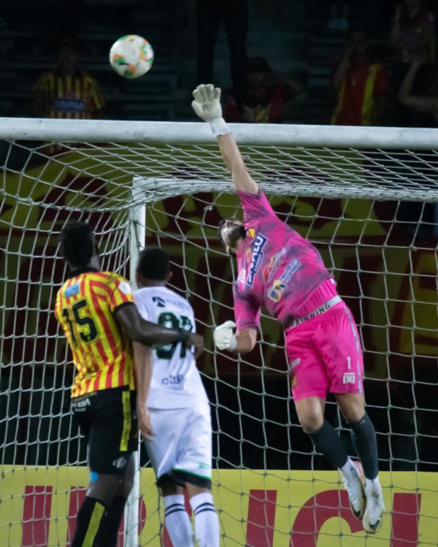 Salvador Ichazo atajando un balón peligroso