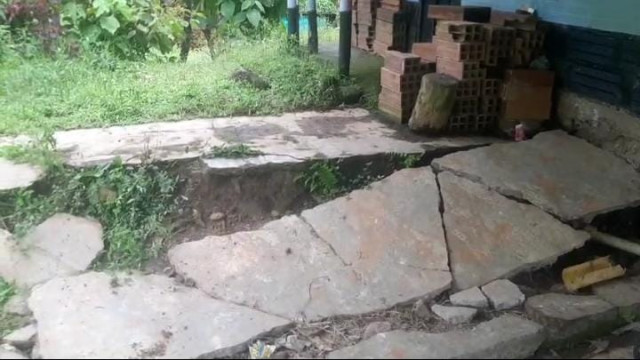 El terreno cede desde hace tres años en la casa que desalojó María Eugenia Arboleda.