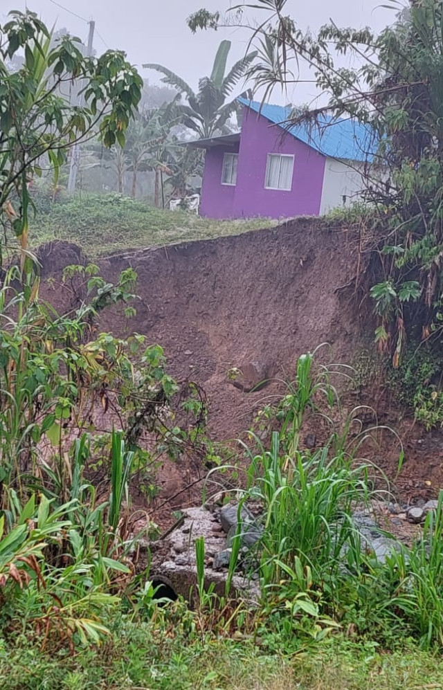 El barranco se mueve, desde hace tres años, hacia la casa de Vanessa Naudy Cuencas Arias y su esposo, habitantes de la vereda La Amalia (Supía).