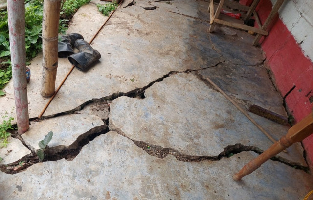 La avalancha de septiembre del 2022 desencadenó la pérdida de banca en la finca de María Idalba Arias y la sumió en el deterioro: se rompen pedazos de la casa y hay puertas que no abren o se caen.