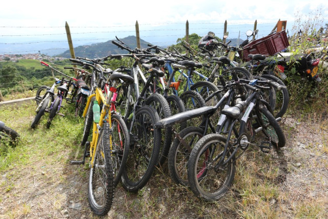 carros en los patios de manizales