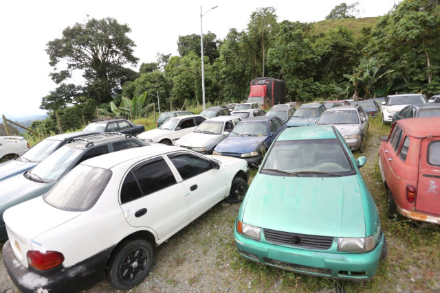 carros en los patios de manizales
