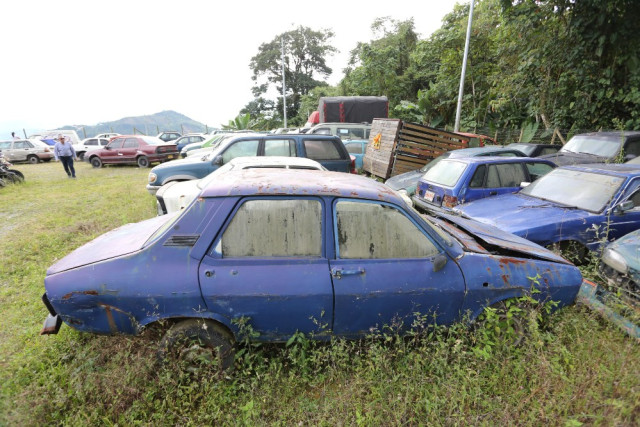 carros en los patios de manizales