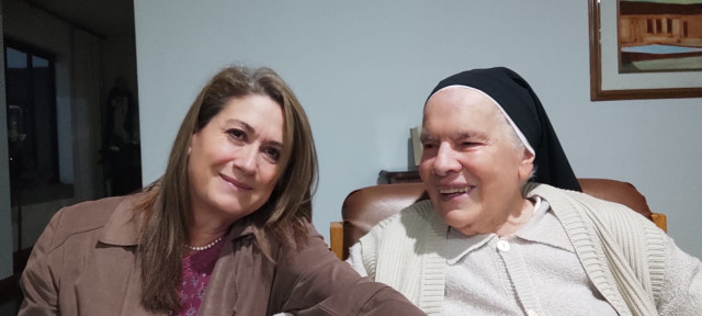 Una de las últimas fotografías que conserva la actual directora de Betania, Beatriz Pardo, con su antecesora, la hermana Ana María Echeverri.