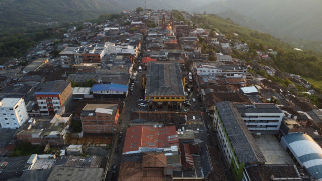 Demolición de plaza de mercado: amenazas dejan en vilo el plan en Caldas, el cierre acecha | Al Frente de Obra Vista aérea de Anserma, la Abuela de Caldas.