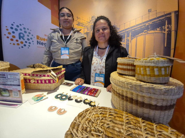 Leidy Vanesa Largo y Libia Villaneda Villaneda, artesana de Sinifaná - Asociación de Artesanos Indígenas de Caldas