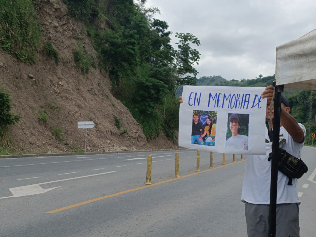 Obra en la vía Manizales-Medellín: vea la construcción para frenar accidentes donde han muerto 3 personas Homenaje del 26 de mayo del 2025 a María Luisa Carmona y a Miguel Ángel Cañas Ceballos (izquierda) y a Aleison Alcalde Trejos (derecha), quienes fallecieron arrollados por tractomulas en el cruce de La Felisa.