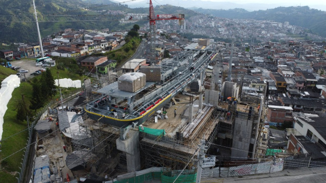 Video: obra en las alturas, construyen techo de la estación Fátima de la línea 3 del cable aéreo de Manizales La línea 3 del cable aéreo atraviesa 2,3 kilómetros en el cielo de Manizales. En la foto, la estación Fátima en julio de este 2025, días antes de la instalación del techo.