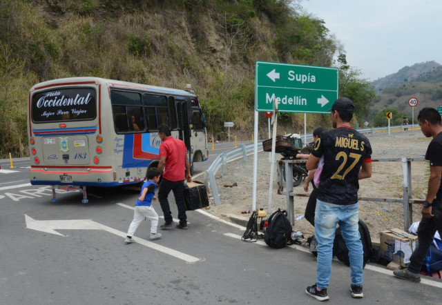 Obra en la vía Manizales-Medellín: vea la construcción para frenar accidentes donde han muerto 3 personas El paradero de La Felisa es improvisado en la vía Manizales-Medellín.