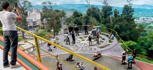 Al lado de Bellas Artes se privilegiaría la vista panorámica desde una terraza circular transparente.
