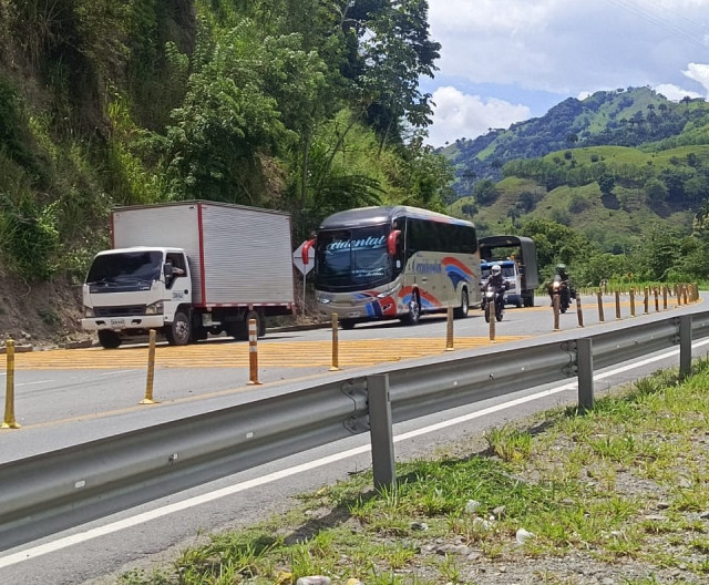 Obra en la vía Manizales-Medellín: vea la construcción para frenar accidentes donde han muerto 3 personas Reductores de velocidad instalados en la vía Manizales-Medellín, en la intersección con el puente de La Felisa.