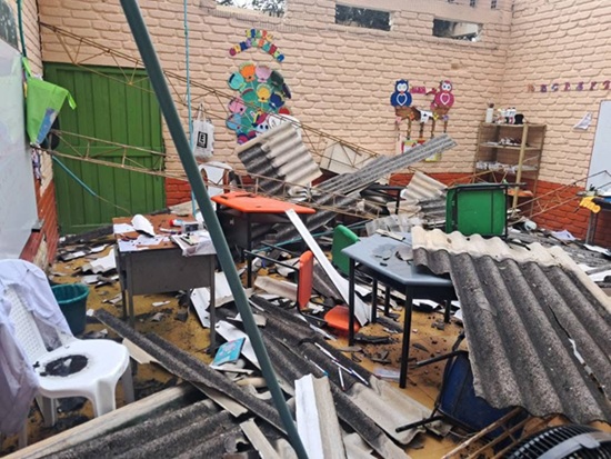 Elementos didácticos y mobiliario resultaron afectados por el desprendimiento del techo.