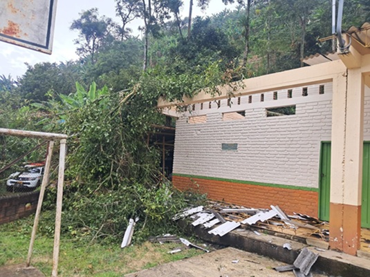 El propósito es comenzar hoy con la limpieza para luego ejecutar las reparaciones de la sede educativa.