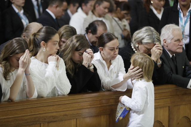 "Miguel no quería que se repitiera lo que él tuvo que vivir a sus cuatro años y que dolorosamente hoy mi hijo amado, Alejandro, está viviendo, ese mismo pasado que Miguel no quería que volviera y que hoy golpea a nuestra familia de la manera más cruda y más cruel", dijo en las palabras de despedida en la catedral su esposa María Claudia Tarazona. La viuda agregó: "Romper una familia, quitarle a un padre su hijo, a una esposa su esposo, a unos hijos un padre es el acto de maldad más grande que jamás pueda ex