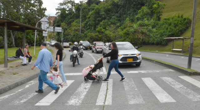 Un carro tras otro corta el viento mientras Sonia Yazmín Vargas se aferra al coche de su bebé en la avenida Kevin Ángel de Manizales, en el acceso al barrio El Caribe. &quot;Acá es complicado pasar&quot;, comenta luego de tres minutos de espera para cambiar de andén.
